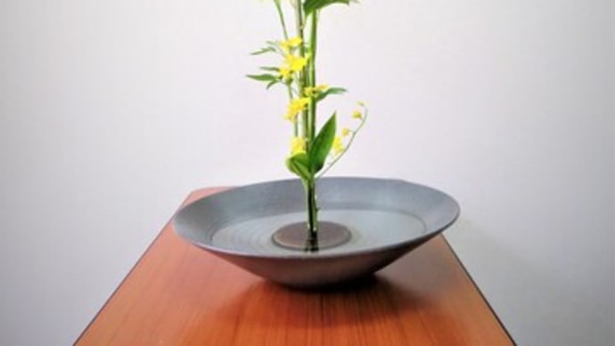 ピンクのユリ・黄色のオンシジュウム・・生花・新風体・本を参考に新作