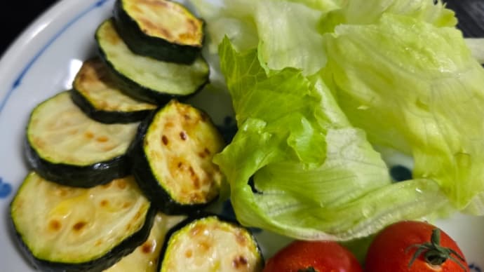 うちのごはん ズッキーニ と 豆腐しらすのせ と 枝豆、砂肝炒め(^.^)