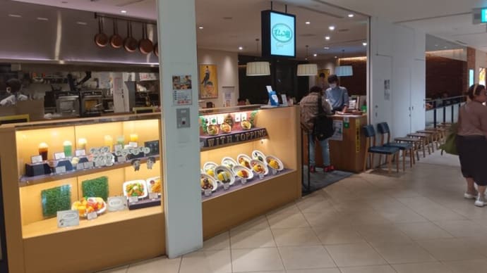 本日は知人女性とポムの樹でオムライスとアイスコーヒーを。