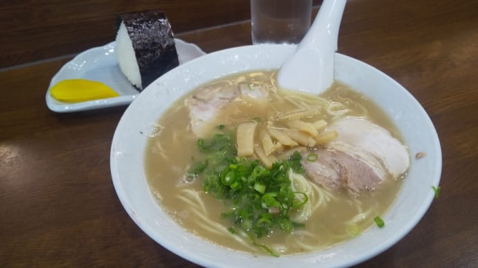 アットホームな雰囲気と独特のとんこつスープが人気(宇部新川)