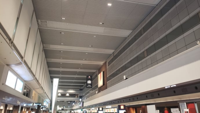 こんな時間にゃ空港もガラガラやろ
