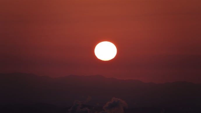 今朝はもう申し分のないまん丸の日の出です ・・・