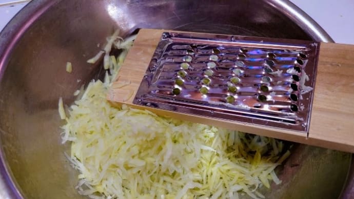 しりしり器を使って、青パパイヤのナムル