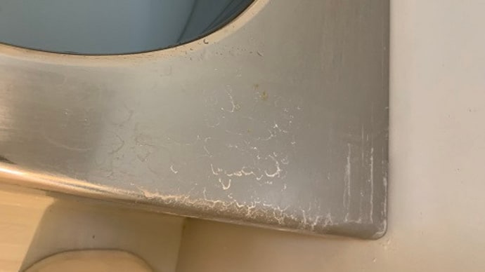 浴槽のへりのうろこ状水垢の取り方