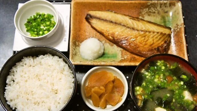 家で朝ご飯(佐渡島産のコシヒカリに塩サバ焼き、なめこ汁等)(2020年7月31日)