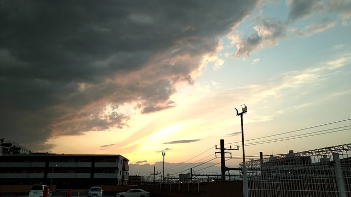 晴れと雨の境界線 昨日の午後は荒れ模様