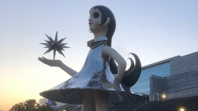 兵庫県立美術館の裏には
