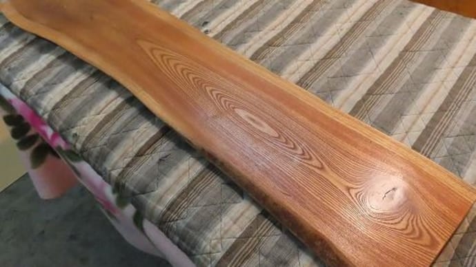 1916、お客様からお預かりのケヤキの一枚板の加工作業を始めました。一枚板と木の家具の専門店エムズファニチャーです。