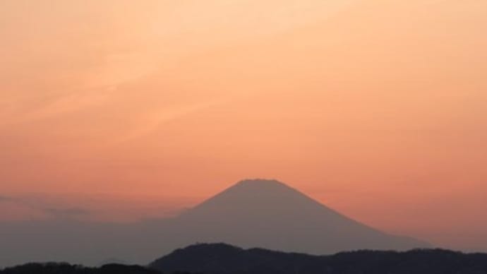 夕焼けに浮かぶ富士山