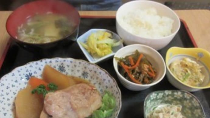 6回目の訪問「気仙沼そめ忠」、今日の日替り399円は、煮魚(メカジキ)、イカフライとメンチカツ