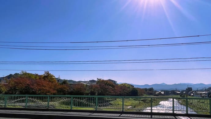 ●浅野川の橋から　桜並木の紅葉と山並み