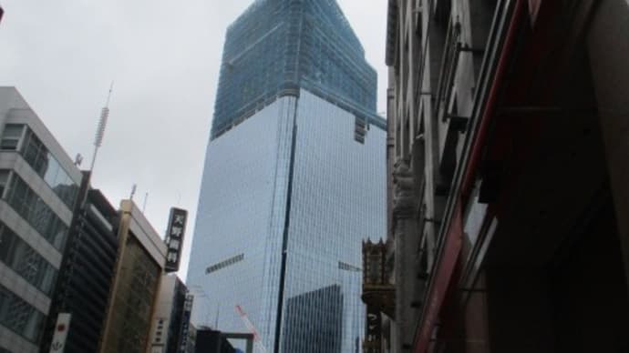 イラストレーター鈴木英人さんのデザインが街を明るくしています・・・東京・銀座の高層ビル建築現場の壁画にほっこり