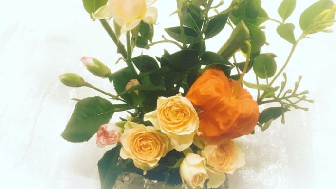 今日はほおずきで生け花を…
