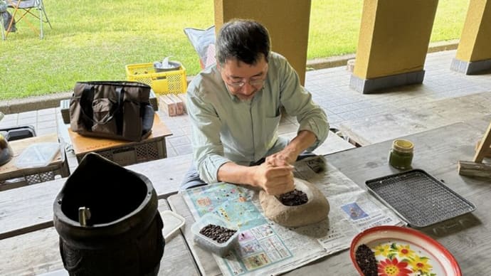 石皿と縄文土器でつくる縄文コーヒーはいかが?・・・縄文キャンプの新メニュー
