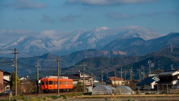 雪の石鎚山と電車