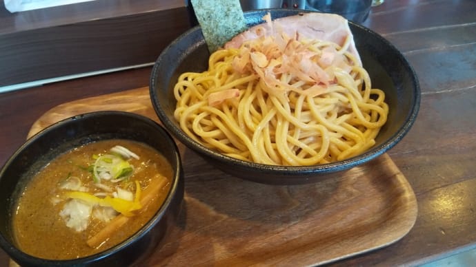 濃厚な魚介スープと太麺の相性が抜群の人気店(成増)