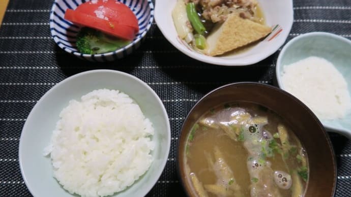 厚揚げと牛肉の煮物ととろろ飯、炊屋食堂の田舎定食・・・庶民の味。