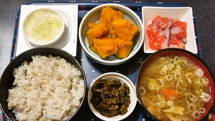 家で朝ご飯(もち麦ご飯に野菜とキノコの味噌汁、サーモンとイカ糀漬の和え物、カボチャの煮物等)(2020年10月23日)