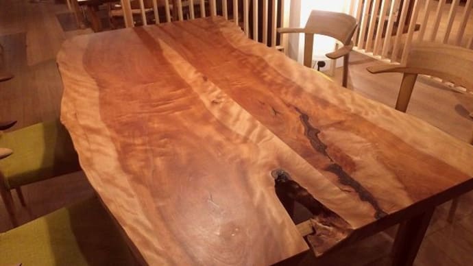 １６９３、『日本の広葉樹一枚板と木のテーブルgallery展』開催しています。一枚板と木の家具の専門店エムズファニチャーです。