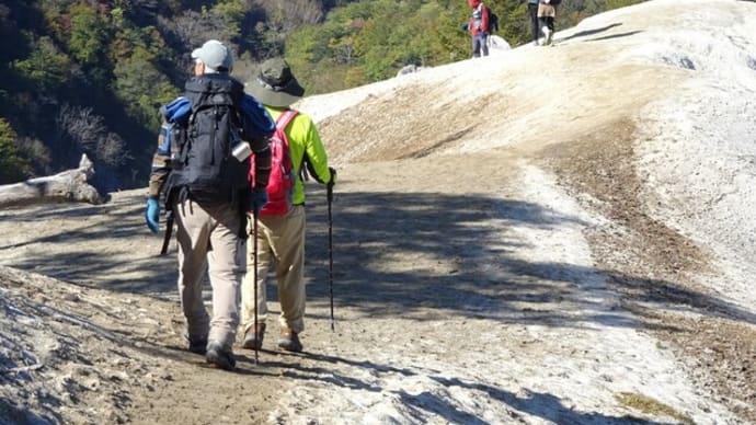 白い砂原と甲斐駒・八ヶ岳に感動