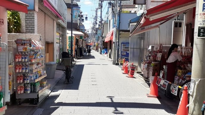 炎天下の砂町銀座商店街を西に行く。