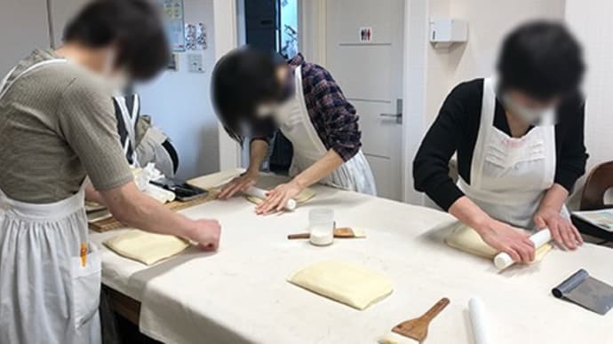 デニッシュ生地で作るクリスマス飾りの焼き菓子クランツクーヘンです。
