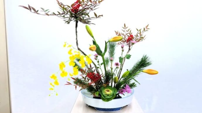 縁起の良い花材を使ってお正月花・・松・南天・千両・幹が太くて難しい