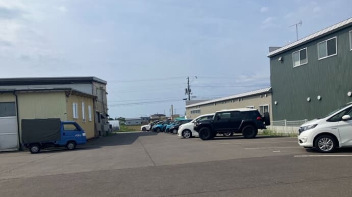火曜日のスタッフ駐車場