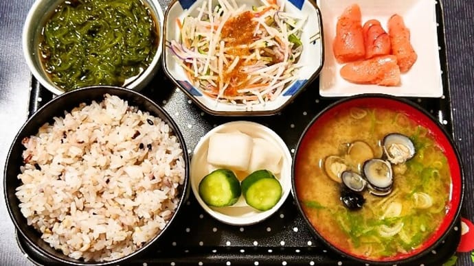 家で朝ご飯(十六穀ごはんに辛子明太子、和風サラダ、めかぶ、しじみ汁、かぶときゅうりの漬物)(2022年11月1日)
