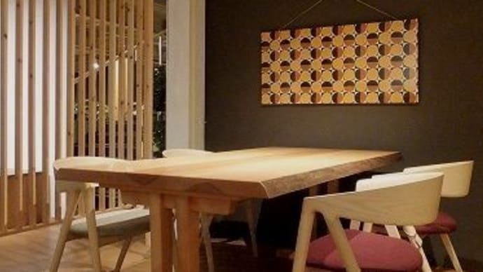 １７９２、明るく美しいカバの接ぎテーブル。厚板仕様です。一枚板と木の家具の専門店エムズファニチャーです。