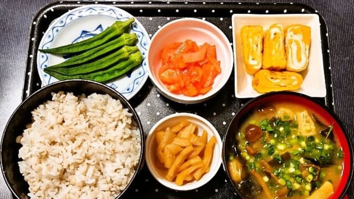 家で朝ご飯（押麦ごはんに玉子焼き、いか明太、塩茹でオクラ、なめこ汁、割干大根漬）（2022年8月7日）