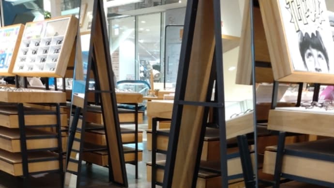 JINSの定員さんってみんな眼鏡かけてる