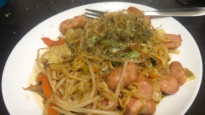 今夜のお家メシは、ベーコンとウィンナーと野菜たっぷりの焼きそば❗️