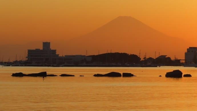 夕方にオレンジ色の富士山が見られる三浦半島西海岸