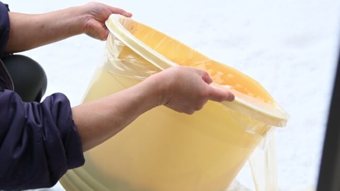 鮭の飯寿司の樽上げ