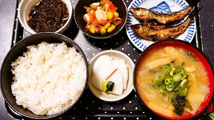 家で朝ご飯(ごはんは新潟県産こしいぶき、めざし、高野豆腐、もずくポン酢、大根のみそ汁、かぶ漬)(2024年3月5日)
