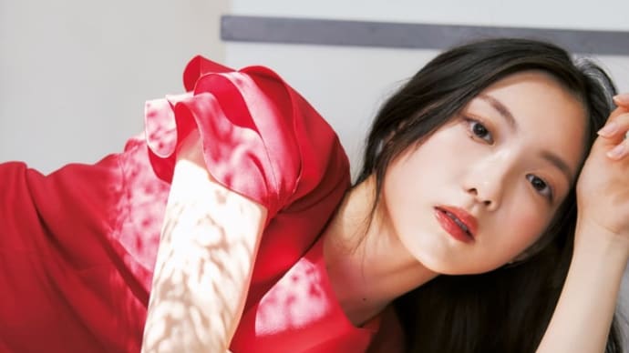 櫻坂46谷口愛季、真っ赤なドレスで放つ圧巻の表現力 『ヤンジャン』ソログラビアで輝く
