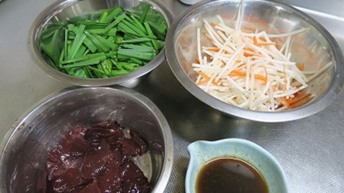 ニラレバ炒めと冷や奴と味噌汁、炊屋食堂の田舎定食・・・庶民の味。