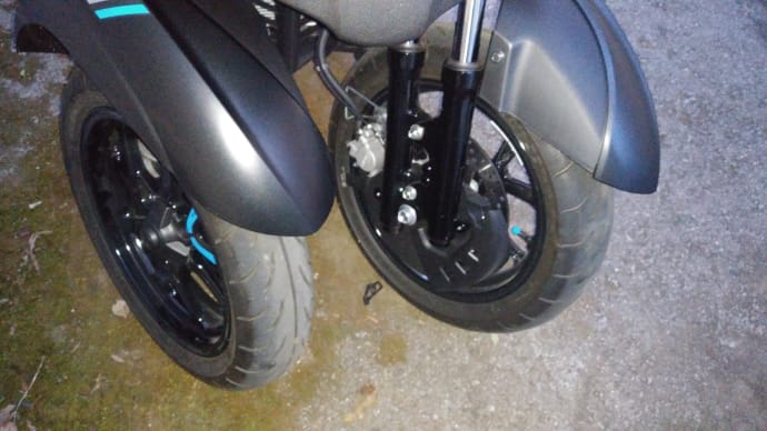 右輪が浮いてました。 駐車時はサイドスタンド?センタースタンド?