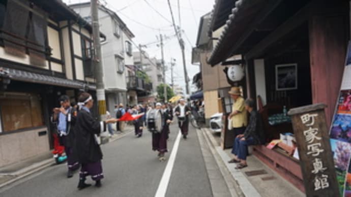 西陣にある「晴明神社」の「晴明祭」。千両が辻に響く地域の子供たちの鼓笛隊の音。神輿渡御行列も
