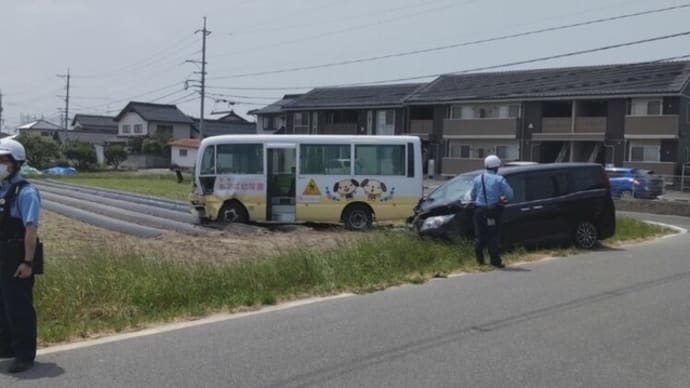 鳥取で幼稚園バスとワゴン車が衝突