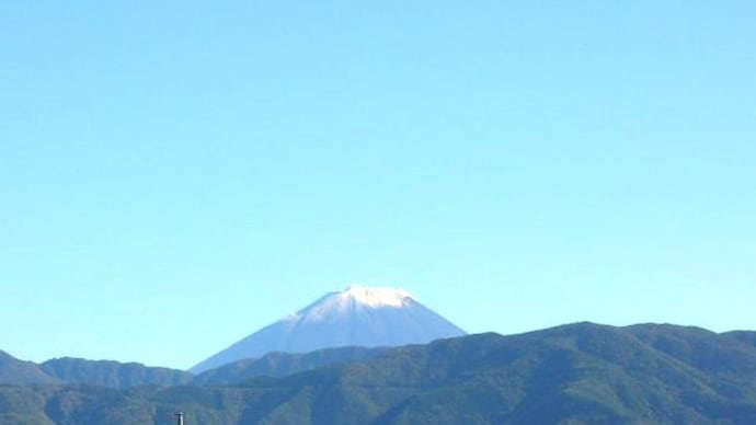 富士山頂に雪確認できます