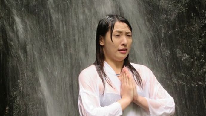 世羅りさ さん 女子プロレスラーの滝行