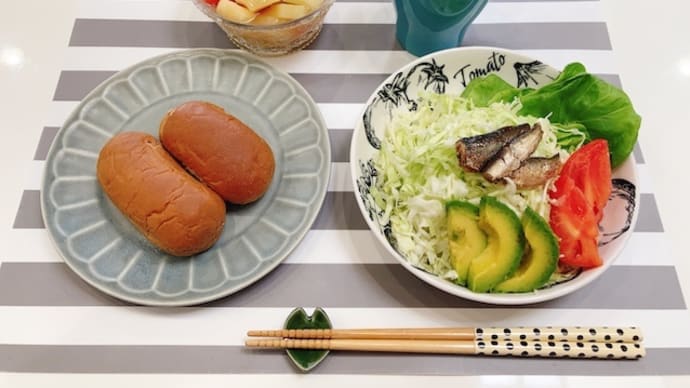 黒糖ロールと フルーツポンチで朝ごはんと、父のメロンが