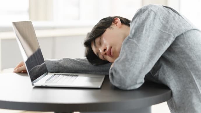 仕事中の睡魔に打ち勝つ？勤務中に眠気を飛ばす方法とは？