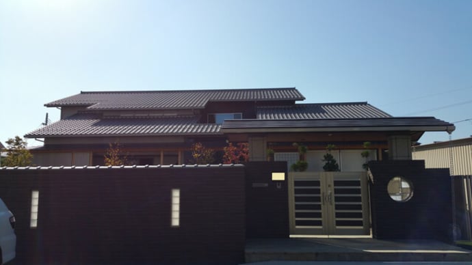 庭と一体の住宅という暮らしを想う佇まいの設計と外部空間を間取りと共に考える事によって生まれる風景の心地を豊かさのあるものとなるように外観と共にある庭、窓から見える風景。