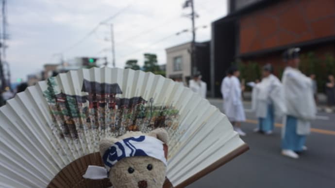 京都「祇園祭」の神幸祭。「八坂神社」から始まる神輿渡御。「弓矢町」の武者行列ののぼり旗はどこ?