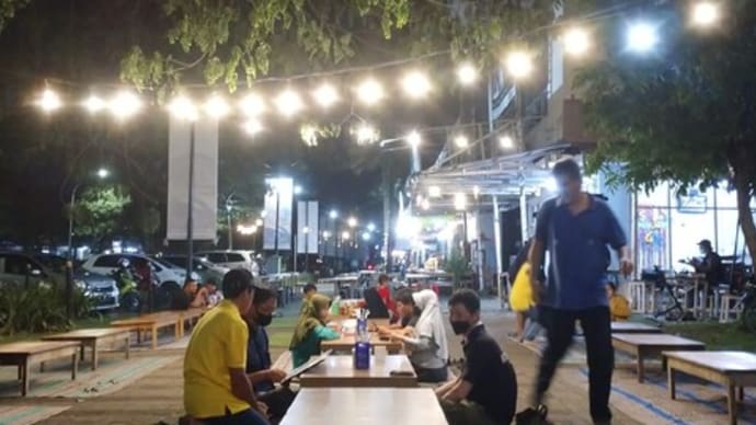 路上のレストラン　in ジャカルタ