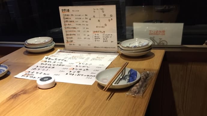 散歩道の店と猫