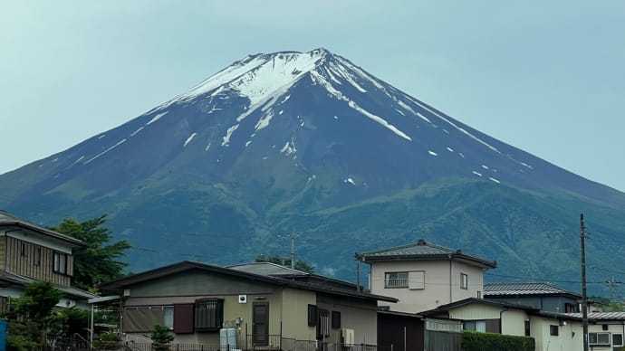 梅雨で雲が降りてきておりましたが、時間の経過とともに富士山見えてきました